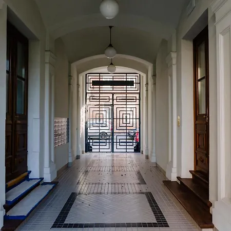 French Touch: Romantyczny W Kamienicy Warschau